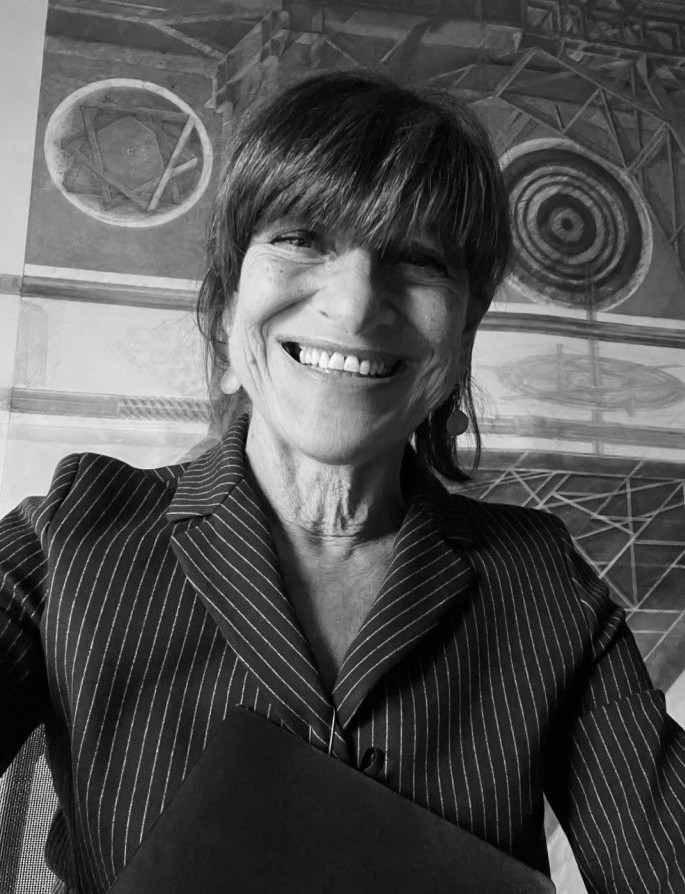 Ritratto di Sara Casarin in un tailleur di gessato